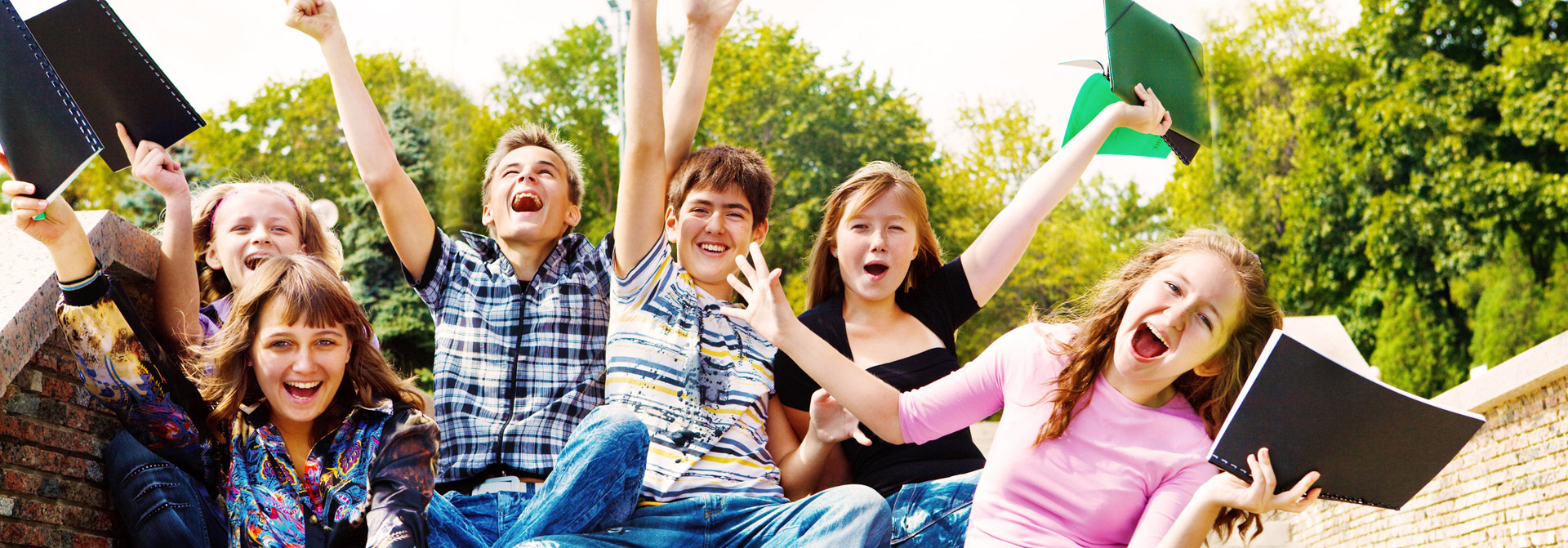 Группа старших подростков. Счастливый ученик. Подростки на каникулах. Счастливые подростки. Школьники летом.